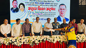 চট্টগ্রাম সিটির পরিচ্ছন্নতা কর্মীদের মাঝে প্রধানমন্ত্রীর 'ঈদ উপহার'