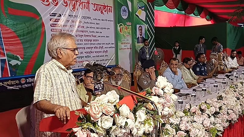 ‘ঘোষক নিয়ে টানাটানি করে নিজেদের খাটো করছেন রাজনীতিবিদরা’