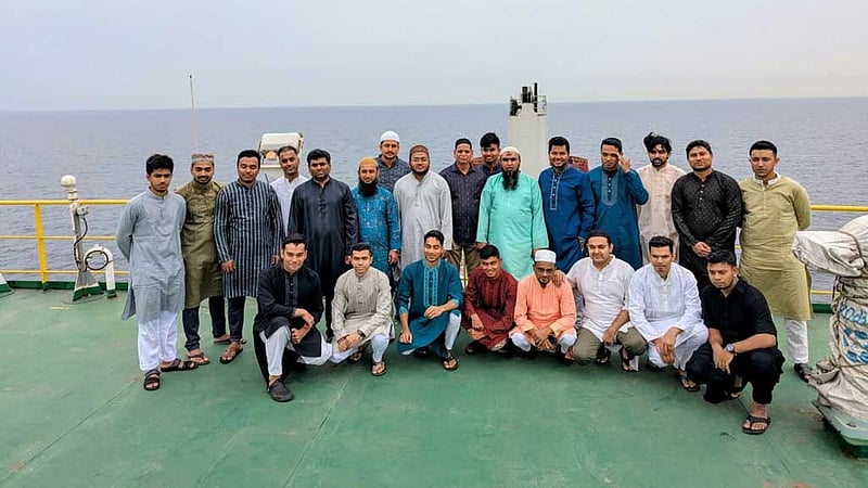 মধ্যপ্রাচ্য যুদ্ধ: জাহাজেই ঈদের জামাত ‘জয়যাত্রা’ নাবিকদের
