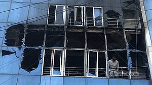 টেরিবাজারে বাণিজ্যিক ভবনে আগুন, ধোঁয়ায় অসুস্থ হয়ে দুজনের মৃত্যু