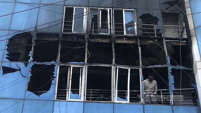 টেরিবাজারে বাণিজ্যিক ভবনে আগুন, ধোঁয়ায় অসুস্থ হয়ে দুজনের মৃত্যু