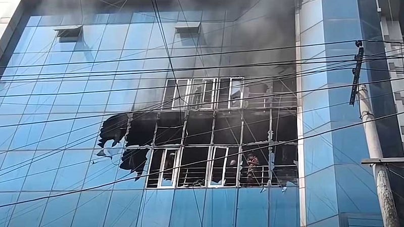 অর্কিড প্লাজায় ২ মৃত্যু: কাচ ঘেরা ভবন থেকে ‘ধোঁয়া বের হতে পারেনি’