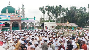 চট্টগ্রামের মির্জাখীল দরবারের অনুসারীদের ঈদ উদযাপন