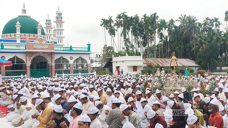 চট্টগ্রামের মির্জাখীল দরবারের অনুসারীদের ঈদ উদযাপন