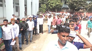 চুয়াডাঙ্গায় তেল পাম্পে শৃঙ্খলা ফেরাতে ‘ফুয়েল কার্ড’ বিতরণ শুরু