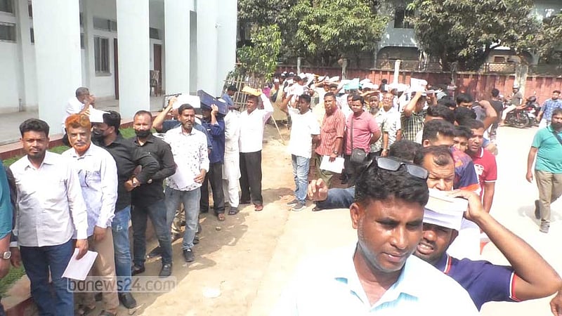 চুয়াডাঙ্গায় তেল পাম্পে শৃঙ্খলা ফেরাতে ‘ফুয়েল কার্ড’ বিতরণ শুরু