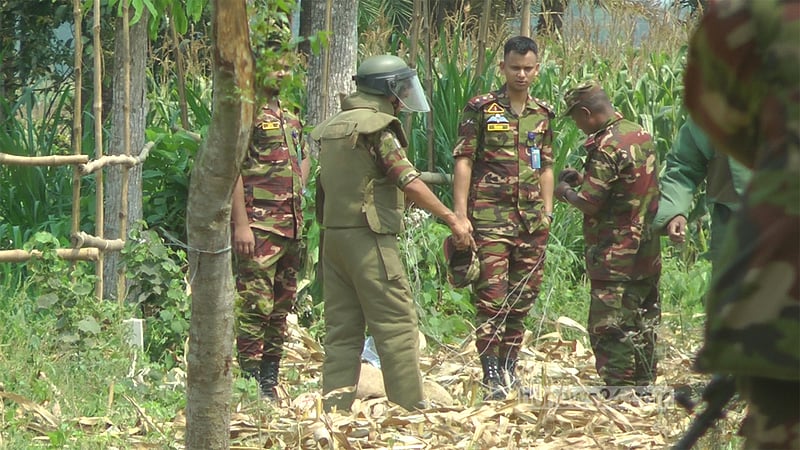 চুয়াডাঙ্গায় ক্ষেতে পাওয়া সাত স্থলমাইন নিষ্ক্রিয়