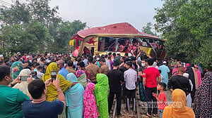 কুমিল্লায় ট্রেন-বাস সংঘর্ষে নিহত ১২: দুই গেটম্যান বরখাস্ত, তদন্তে তিন কমিটি