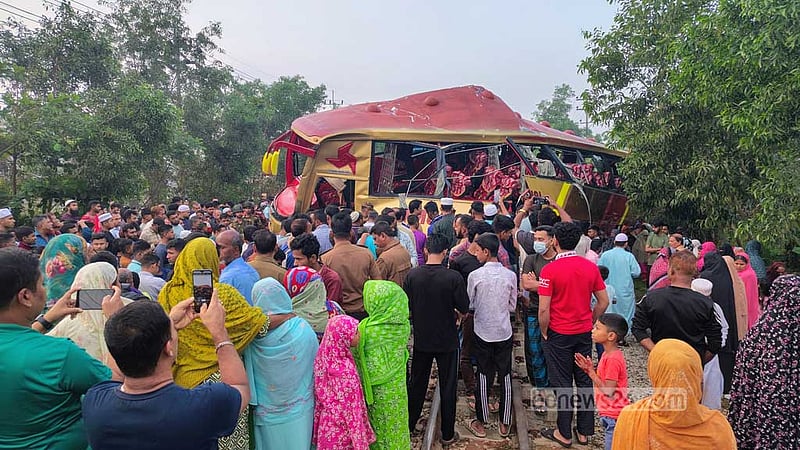 কুমিল্লায় ট্রেন-বাস সংঘর্ষে নিহত ১২: দুই গেটম্যান বরখাস্ত, তদন্তে তিন কমিটি
