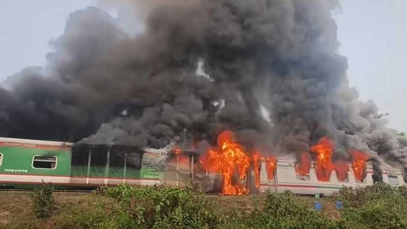চট্টলা এক্সপ্রেসে আগুন, পুড়ল পাওয়ার কার ও কোচ