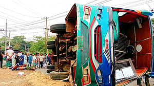 চট্টগ্রামে বাস উল্টে নিহত ২