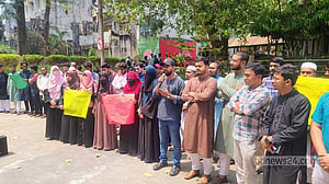চাকসু নেতার ওপর হামলার প্রতিবাদে মানববন্ধন, গ্রেপ্তার ১