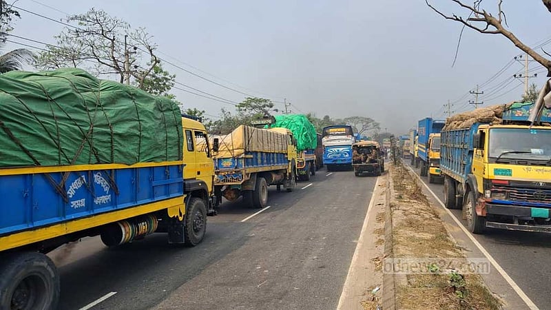 বকেয়া বেতনের দাবিতে কুমিল্লায় ঢাকা-চট্টগ্রাম মহাসড়কে ঘণ্টাব্যাপী অবরোধ