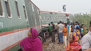 নীলসাগর এক্সপ্রেস দুর্ঘটনা: সান্তাহারে ট্রেন বদলে গন্তব্যে পৌঁছানোর ব্যবস্থা