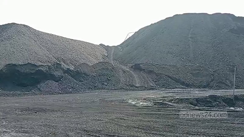‘কয়লার পাহাড়’ নিয়ে বিপাকে বড়পুকুরিয়া খনি