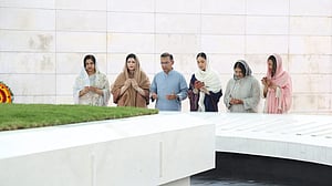বাবা-মায়ের কবর জিয়ারত প্রধানমন্ত্রীর