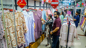 ঈদ বাজার: ছুটির দিনে ভিড় বসুন্ধরায়