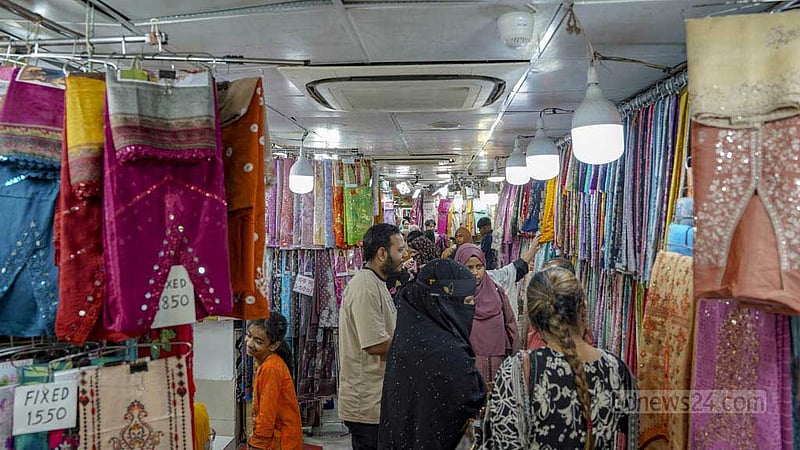 গাউছিয়া ও চাঁদনী চকে নারীদের ‘তৃপ্তির’ সওদা