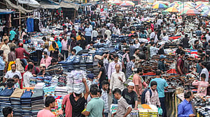 ফুটপাতে জমেছে ঈদের কেনাকাটা