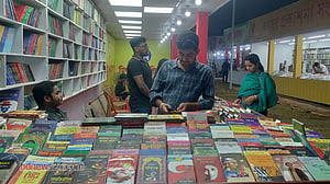 বইমেলা: ছুটির পর জনসমাগমে ভাটা
