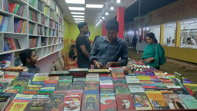 বইমেলা: ছুটির পর জনসমাগমে ভাটা