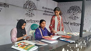 বইমেলায় দৃষ্টিহীনদের বই পড়ার আনন্দ