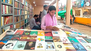 বইমেলার স্টলে বিশ্ববিদ্যালয়পড়ুয়া তরুণীদের কর্মচাঞ্চল্য
