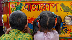 ছুটির দিনে ভিড় বইমেলায়