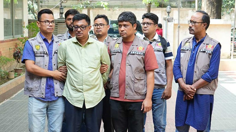 ব্যাংকে হাজার কোটি টাকা ঋণ চাওয়া ‘প্রধানমন্ত্রীর ভুয়া উপদেষ্টা’ গ্রেপ্তার