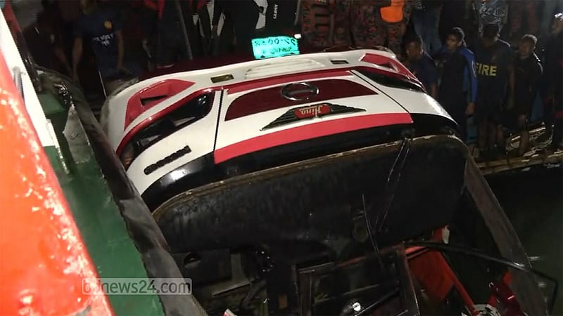দৌলতদিয়ায় ডুবে যাওয়া বাসটি তুলে আনছে ‘হামজা’