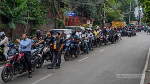 ফিলিং স্টেশনে ভোগান্তি