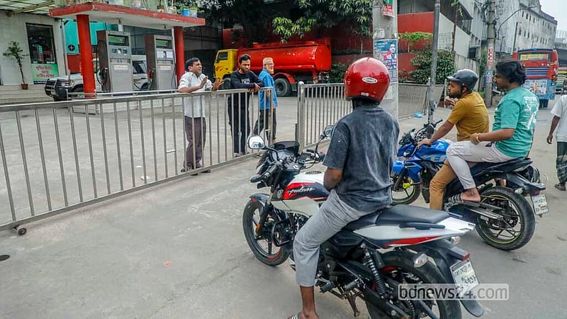 ক্রেতারা চাচ্ছেন বেশি, ডিপো থেকে পেট্রোল পাম্পে সরবরাহ কম