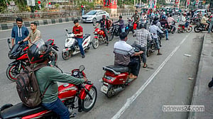 কোথাও বন্ধ ফিলিং স্টেশন, কোথাও দীর্ঘ সারি