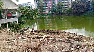 রাজেন্দ্র কলেজের পুকুর ভরাট করে স্থাপনা নির্মাণের অভিযোগ