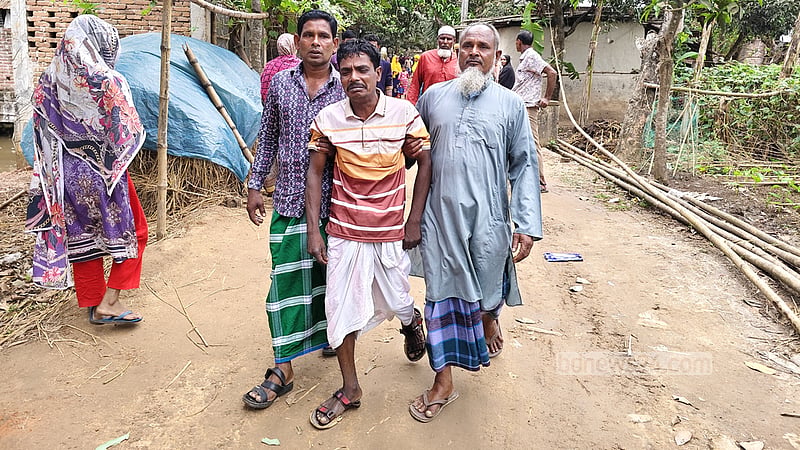 ‘বেটাই দিবে হামাক মাটি, আজকে হামাক দেওয়া নাকছে বেটাক মাটি’