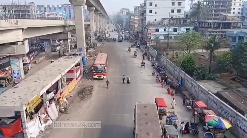 ঈদের আগের দিন গাজীপুরের রাস্তা ফাঁকা, যাত্রীর অভাবে বাস দাঁড়িয়ে