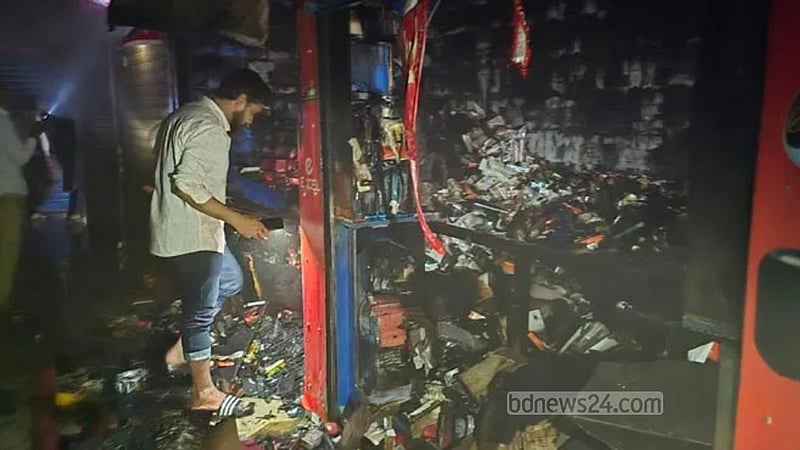 গাজীপুরে মোবাইল ফোনের দোকানে অগ্নিকাণ্ড, ‘কোটি টাকার’ ক্ষতি