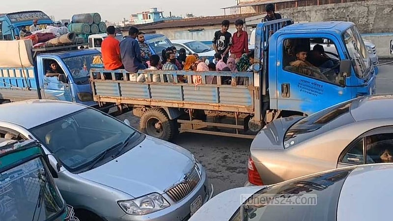 গাজীপুরে বাসে উঠতে না পেরে ট্রাক-পিকআপে ঈদযাত্রা