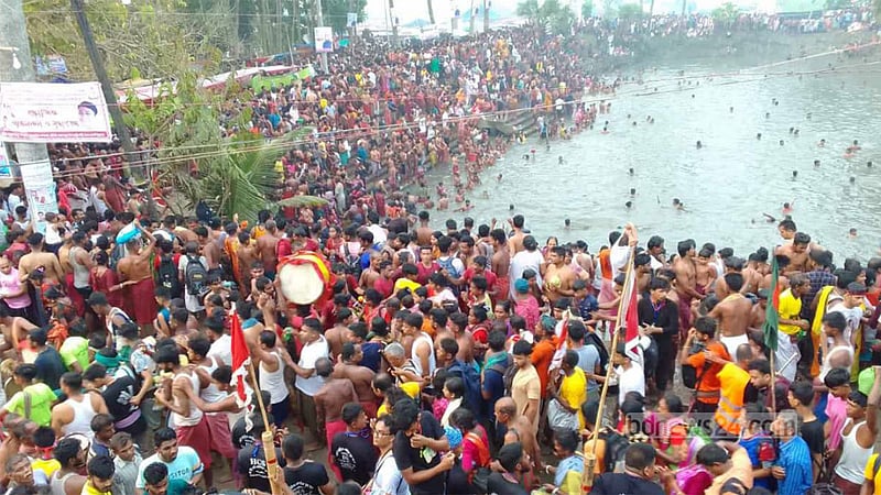 ওড়াকান্দির স্নানোৎসবে ভক্তদের ভিড়