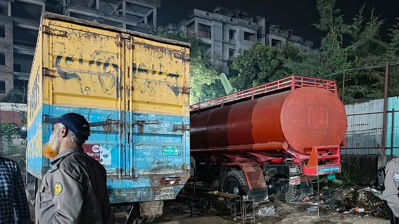 কুরিয়ার সার্ভিসের গাড়িতে ডিজেল দেওয়ার সময় লরি জব্দ