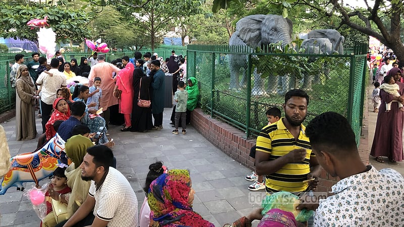 জলভ্রমণ, ছবি আর ঘোরাঘুরিতে হাতিরঝিলে ঈদ আনন্দ
