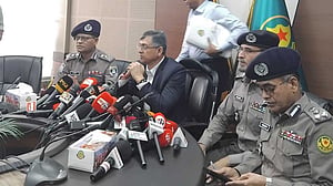 চাঁদাবাজ-সন্ত্রাসীর তালিকা করে ‘শিগগিরিই অভিযান’: স্বরাষ্ট্রমন্ত্রী
