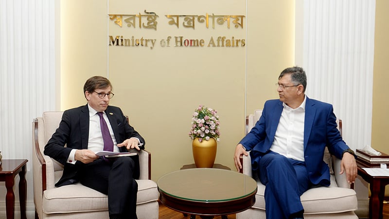 ‘দুর্বল’ থাকায় অন্তর্বর্তী সরকার ‘মব’ নিয়ন্ত্রণে সফল হয়নি: স্বরাষ্ট্রমন্ত্রী
