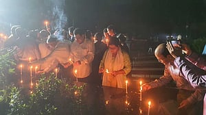 শহীদ মিনারে ঝড়-বৃষ্টি উপেক্ষা করে ‘আলোর মিছিল’