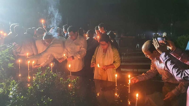 শহীদ মিনারে ঝড়-বৃষ্টি উপেক্ষা করে ‘আলোর মিছিল’