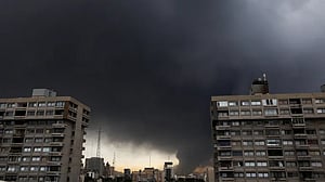 মধ্যপ্রাচ্যের আকাশে অ্যাসিড বৃষ্টির কালো মেঘ