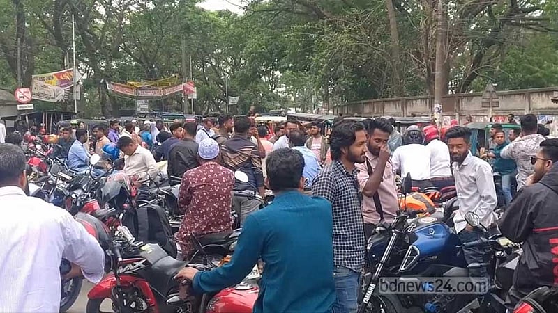 বাইকারদের মহাসড়ক অবরোধের পর পাম্পে তল্লাশিতে মিলল ১২ ড্রাম তেল