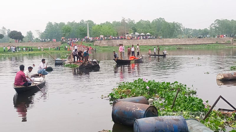 ঈদে ঘুরতে বেরিয়ে ব্রহ্মপুত্রে ভাসমান সেতু উল্টে ভাই-বোনসহ নিহত ৫