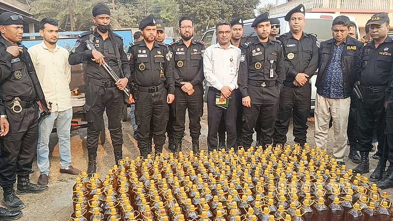 জামালপুরে পরিত্যাক্ত চালকলে মাটিচাপা টিসিবির ৭২২ বোতল তেল উদ্ধার