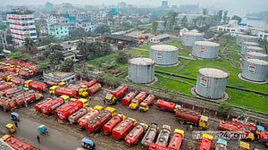 পাম্পে তেলের বাড়তি চাহিদার প্রভাব ডিপোতে